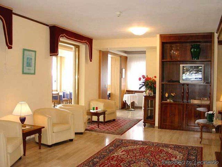 Aparthotel Touring Градо Интерьер фото