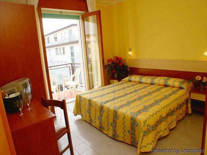 Aparthotel Touring Градо Номер фото