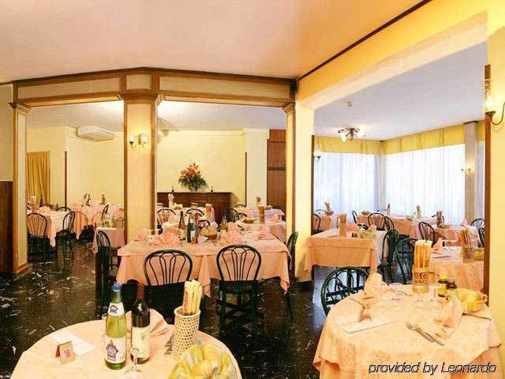 Aparthotel Touring Градо Ресторан фото