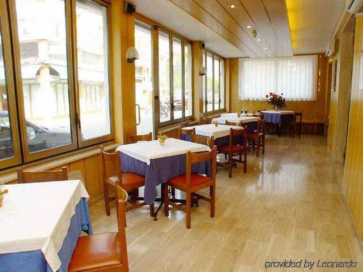 Aparthotel Touring Градо Ресторан фото